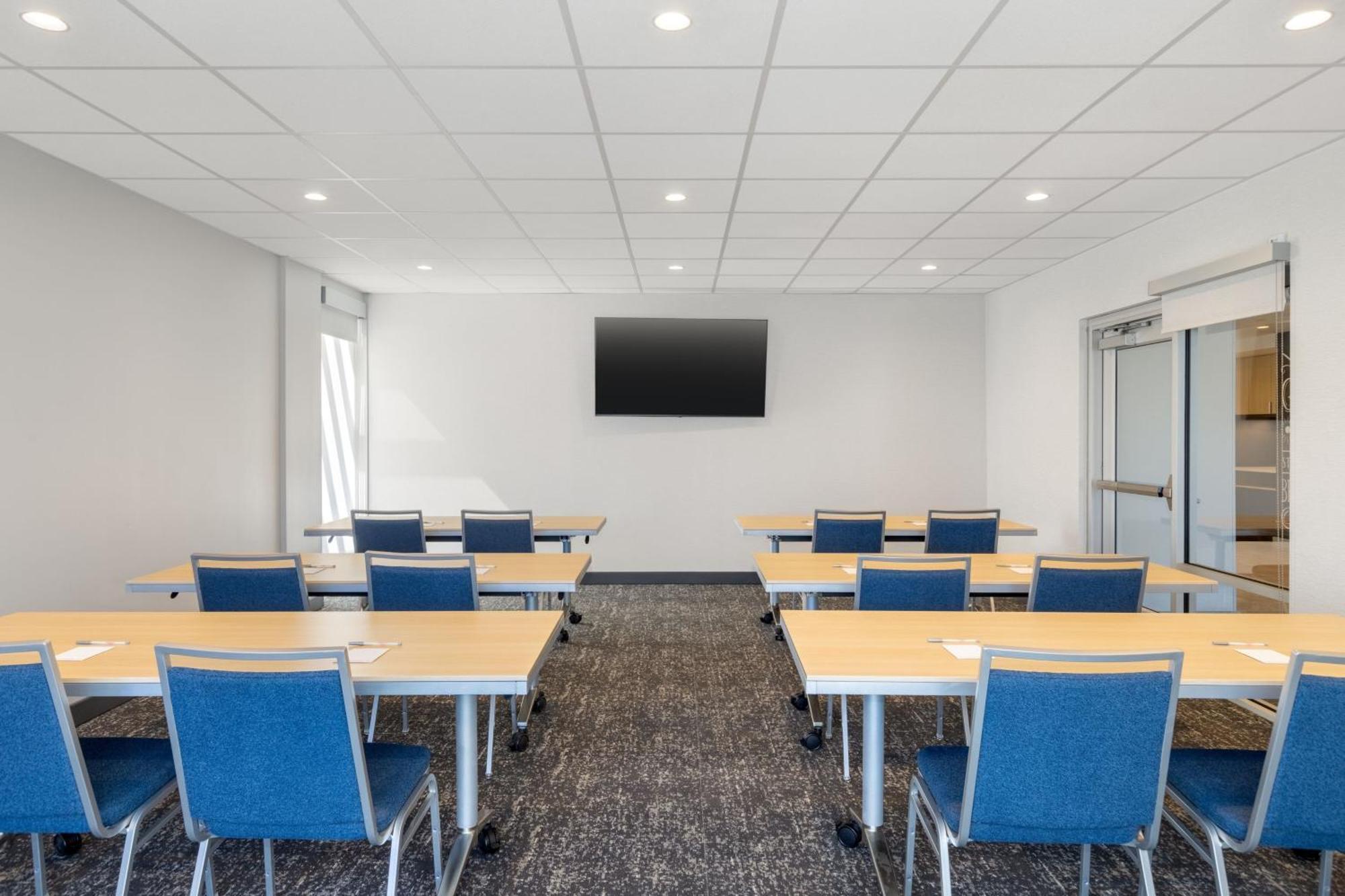Towneplace Suites By Marriott Geneva At Spire Academy Екстериор снимка